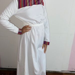 Long sleeve simple dress.